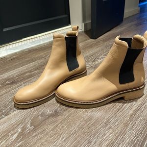 Everlane Chelsea boots - never worn